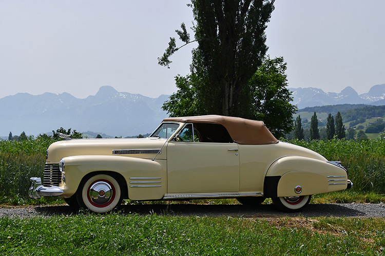 Cadillac Series 62 Convertible Coupe_60.JPG